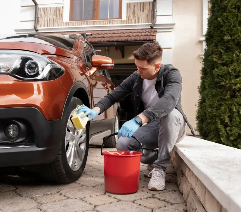 Lavage auto à domicile La Chapelle-de-Guinchay : professionnel intervenant sur un véhicule